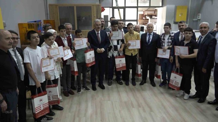 Bursa’da 656 bin 200 öğrenci karne heyecanı yaşadı