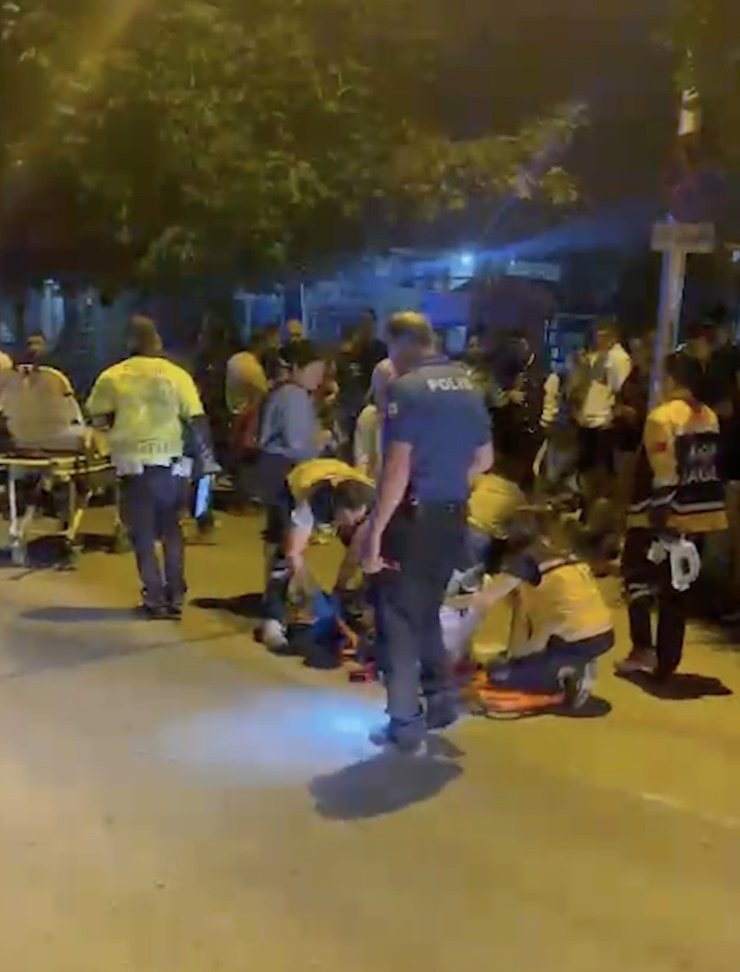 Motorsiklet yayalara çarptı: 1’i çocuk, 3 yaralı