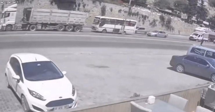 Midibüs, tırla çarpıştı: 2 yaralı