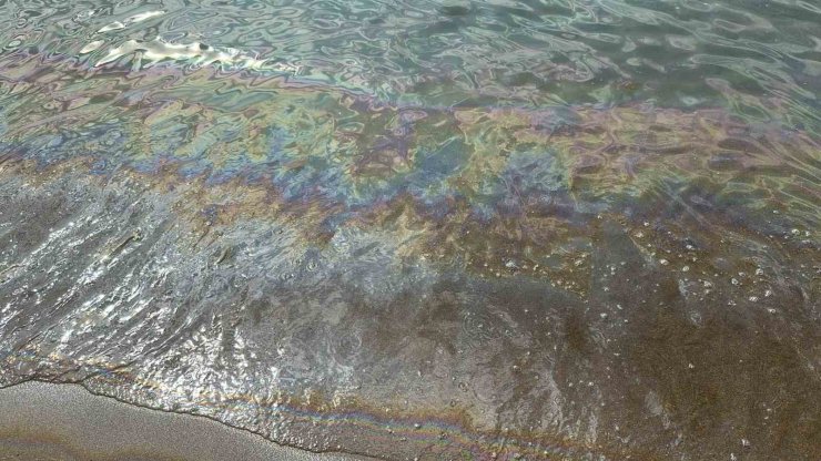 Deniz suyunun rengi değişti, vatandaşlar tahliye edildi