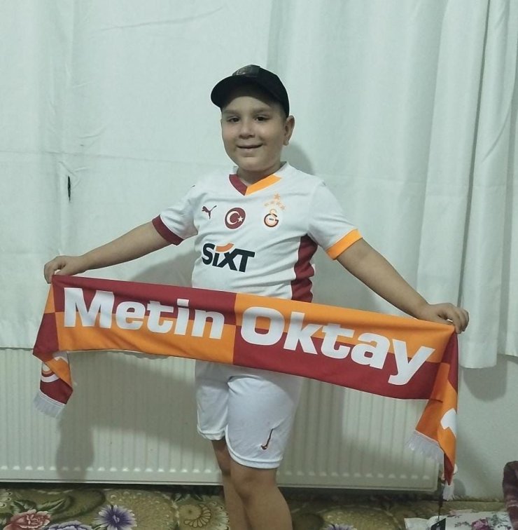 Lösemi hastası minik Mustafa’nın Galatasaray formasıyla hayali gerçekleşti
