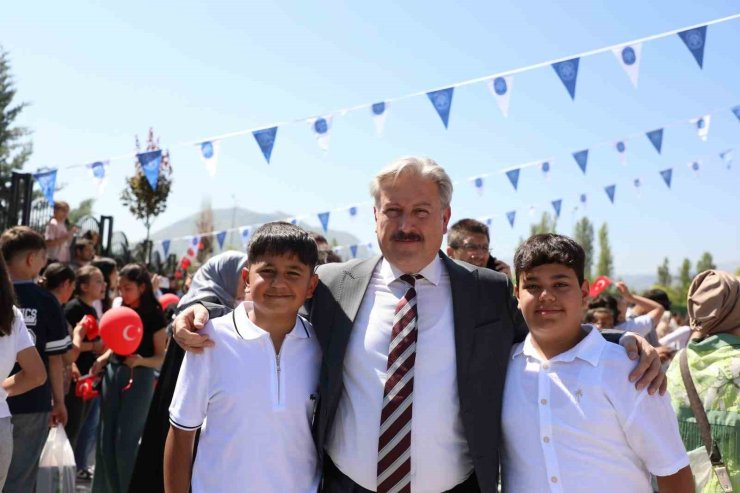 Başkan Palancıoğlu, karne alan öğrencilerin heyecanına ortak oldu