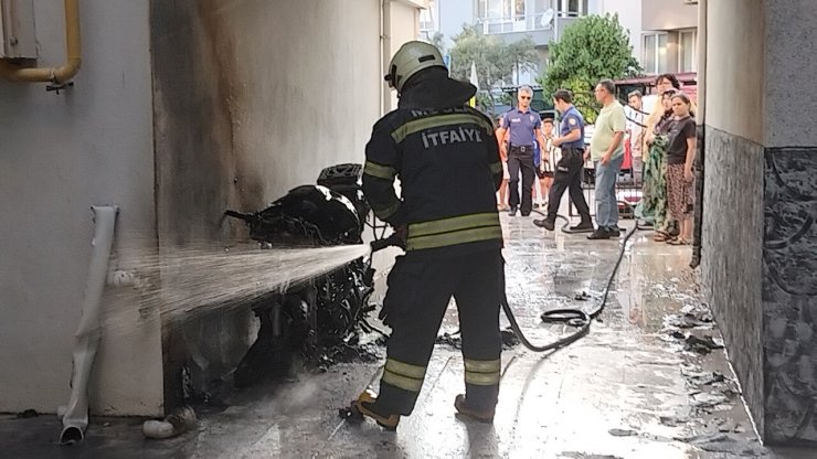 Menteşe’de park halindeki motosiklet alev aldı