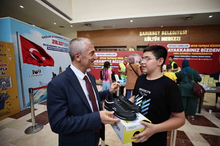 Şahinbey Belediyesi’nden öğrencilere 1 milyon 438 bin spor ayakkabısı hediye