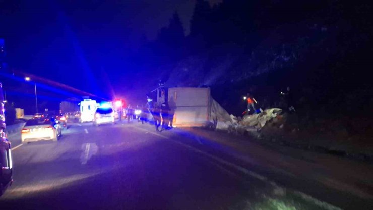 Bozüyük’te çekici devrildi: 1 ölü, 1 yaralı