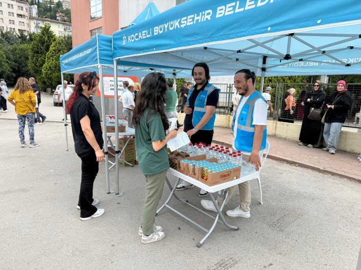 YKS’ye giren öğrenci ve ailelerine ikram dağıtıldı
