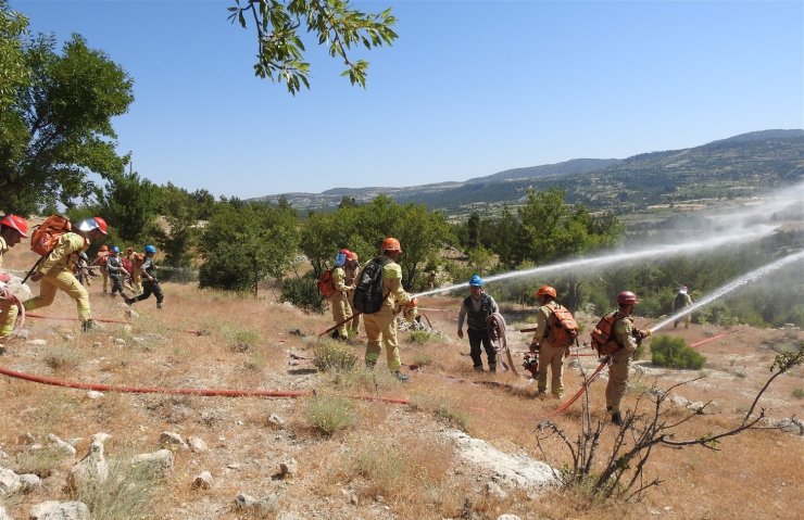 Yeni göreve başlayan yangın işçilerine uygulamalı eğitim