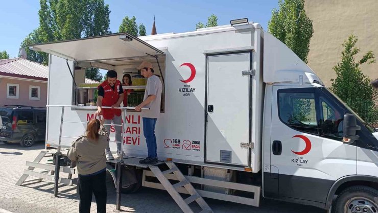 Ağrı’da Kızılay gönüllülerinden YKS’de öğrenci ve velilere ikram