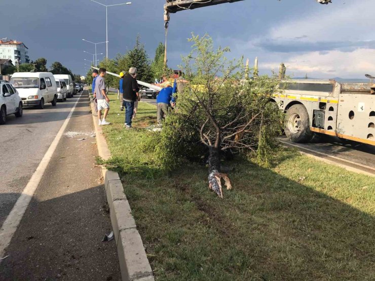 İki araç kafa kafaya çarpıştı: 1 ölü 1 yaralı