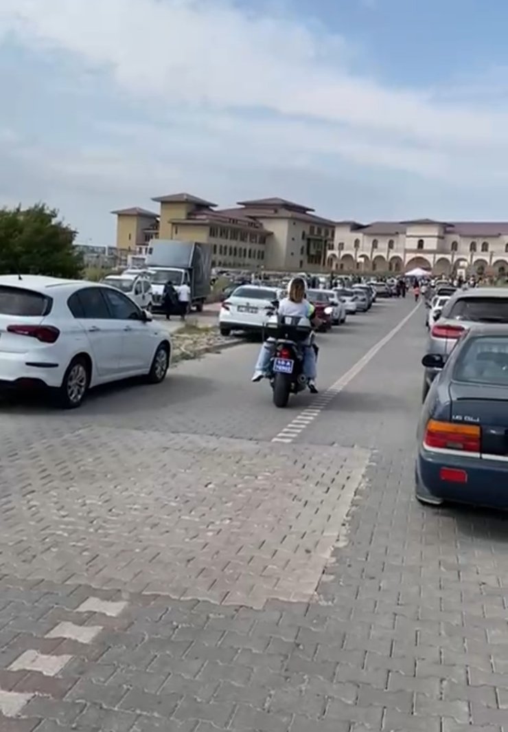 Bandırma’da polis zamana karşı yarıştı, geç kalan öğrenci son anda sınava yetişti