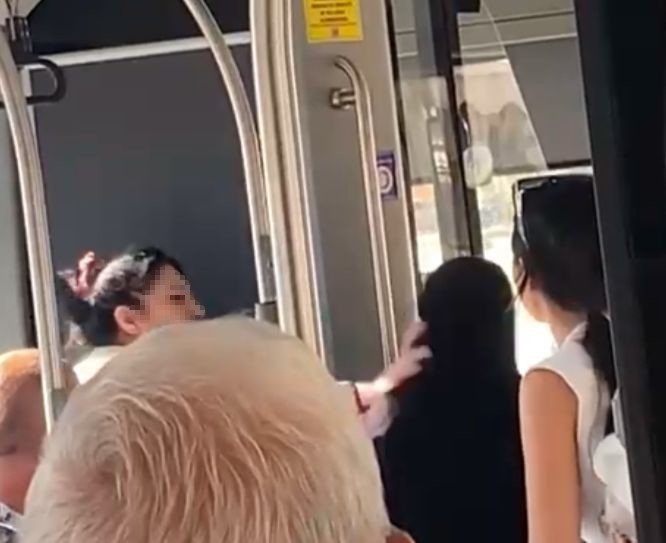 Otobüste tesettürlü kadına hakaret: Arbede yaşandı