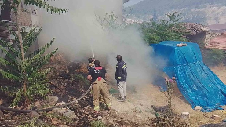 Kırkağaç’taki orman yangınına müdahale sürüyor: Bir mahalle tedbir amaçlı tahliye edildi