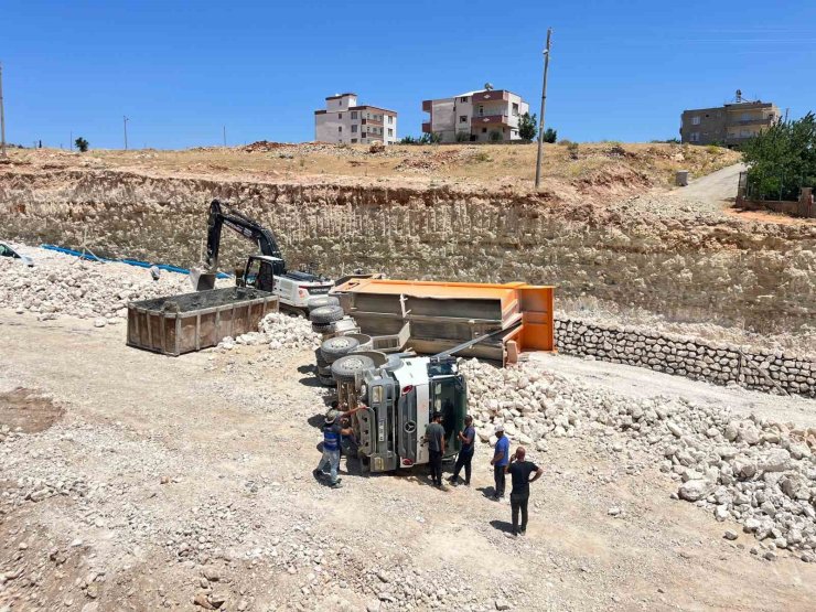 Yük boşaltan kamyon devrildi