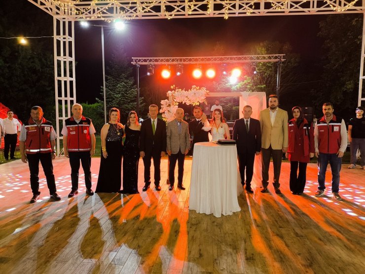 Kırklareli Valisi Turan, "Evlenecek Gençlerin Desteklenmesi" projesinden yararlanan çiftin nikah şahidi oldu