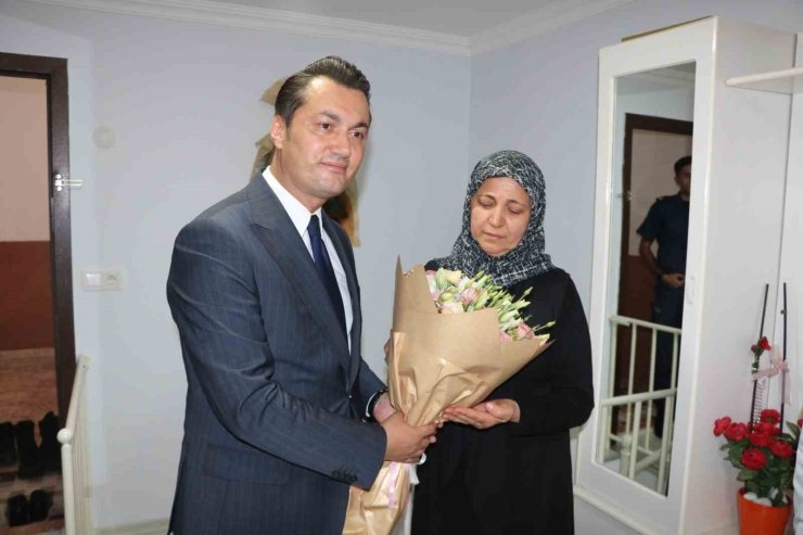 Alanya’nın yeni kaymakamı Öztürk’ün ilk ziyareti şehit ailesine
