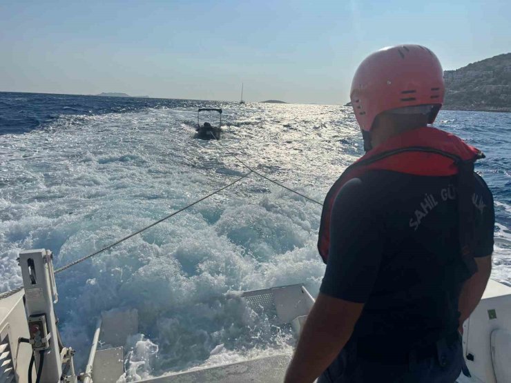 Antalya’da arızalanan teknedeki 2 kişinin imdadına Sahil Güvenlik ekipleri yetişti