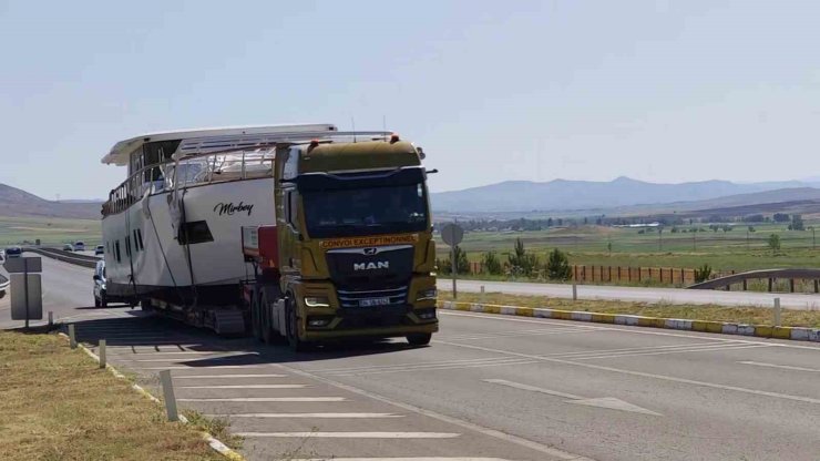 Bozkırda karadan giden yat, görenleri şaşkına çevirdi