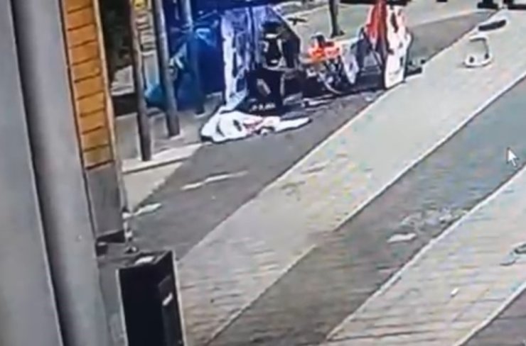 AK Parti standına saldıran şüpheli yakalandı