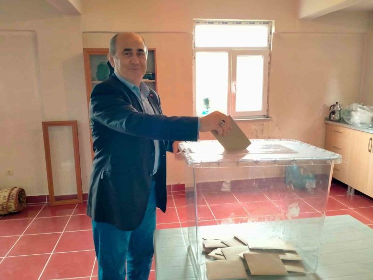 Mahalle sakinleri köy olmak için referanduma gitti