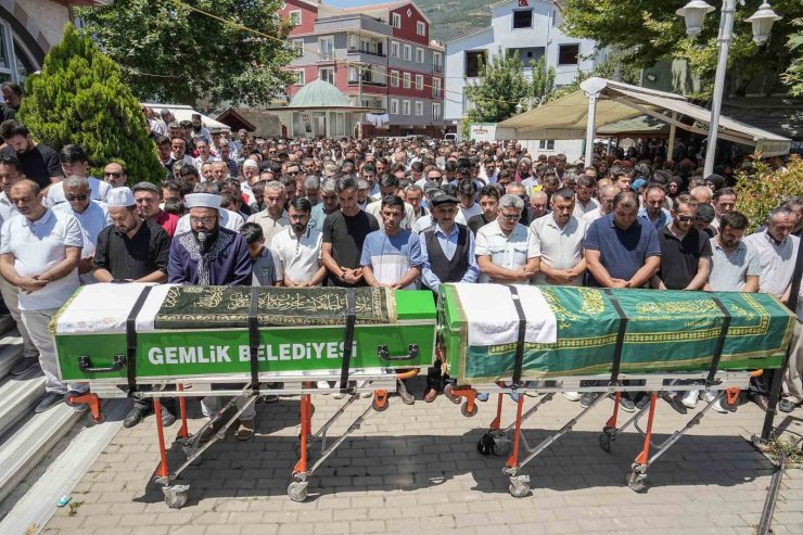 Gölde boğulan iki küçük kuzen yan yana uğurlandı