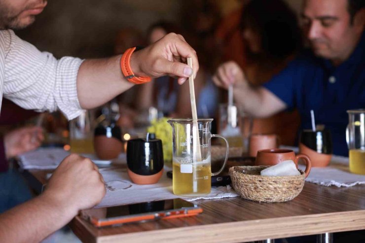 Kayaşehir’de doğal mum atölyesi