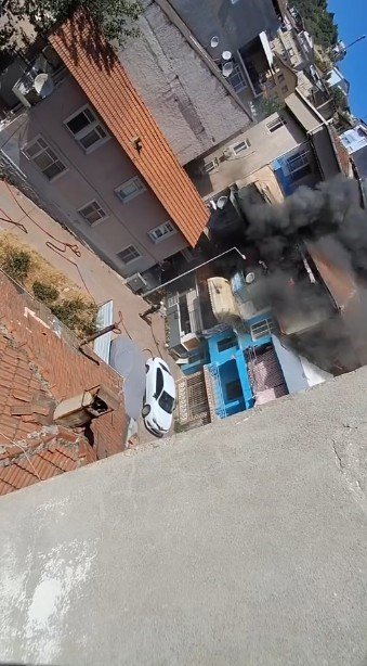 2 binayı saran yangında 3 kişi mahsur kaldı: 7 daire hasar gördü