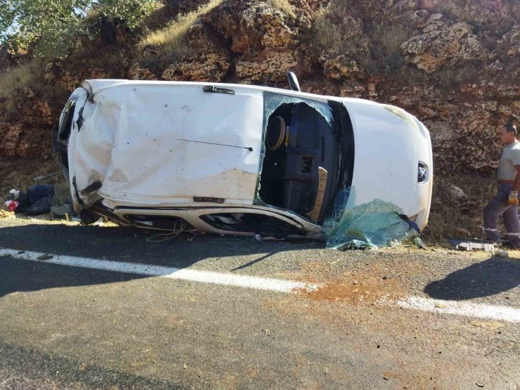 Mardin’de hafif ticari araç takla attı, 3 kişi yaralandı
