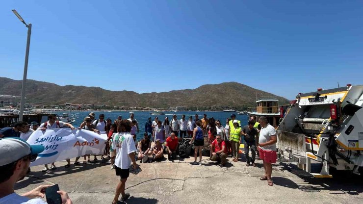 Marmarisli gönüllülerden koy temizliği