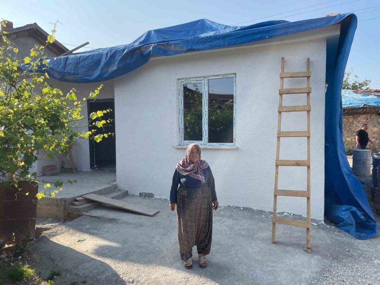 Evi kül olan 72 yaşındaki kadının yüzü İHA’nın haberinden sonra güldü