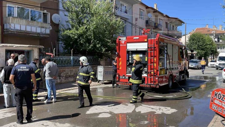 Bodrum katta çıkan yangın paniğe neden oldu, 5 kişi dumandan etkilendi