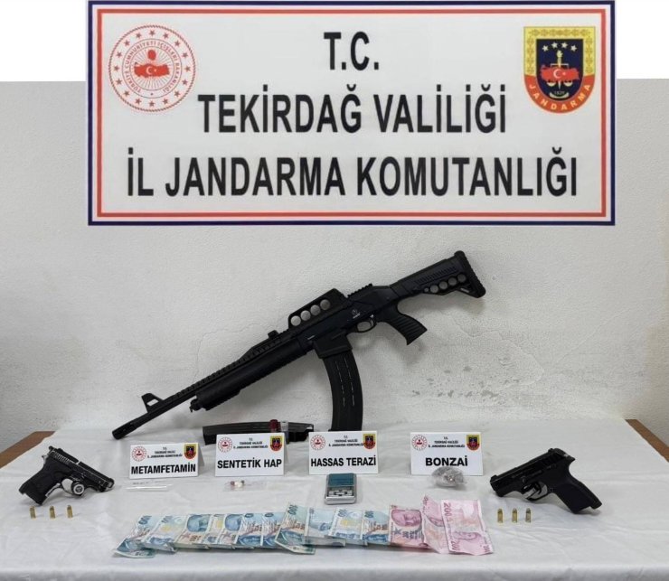 Tekirdağ’da jandarmadan ruhsatsız silah ve uyuşturucu operasyonları
