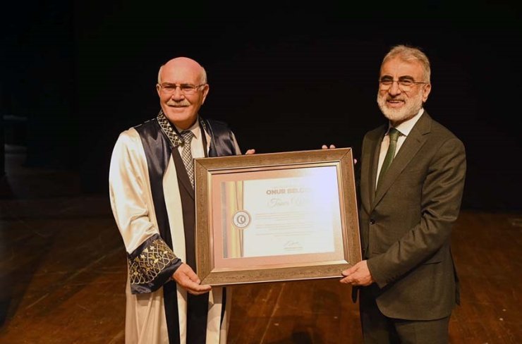 Uşak Üniversitesi, Fahri Doktora Tevdi Töreniyle mezuniyet coşkusunu taçlandırdı