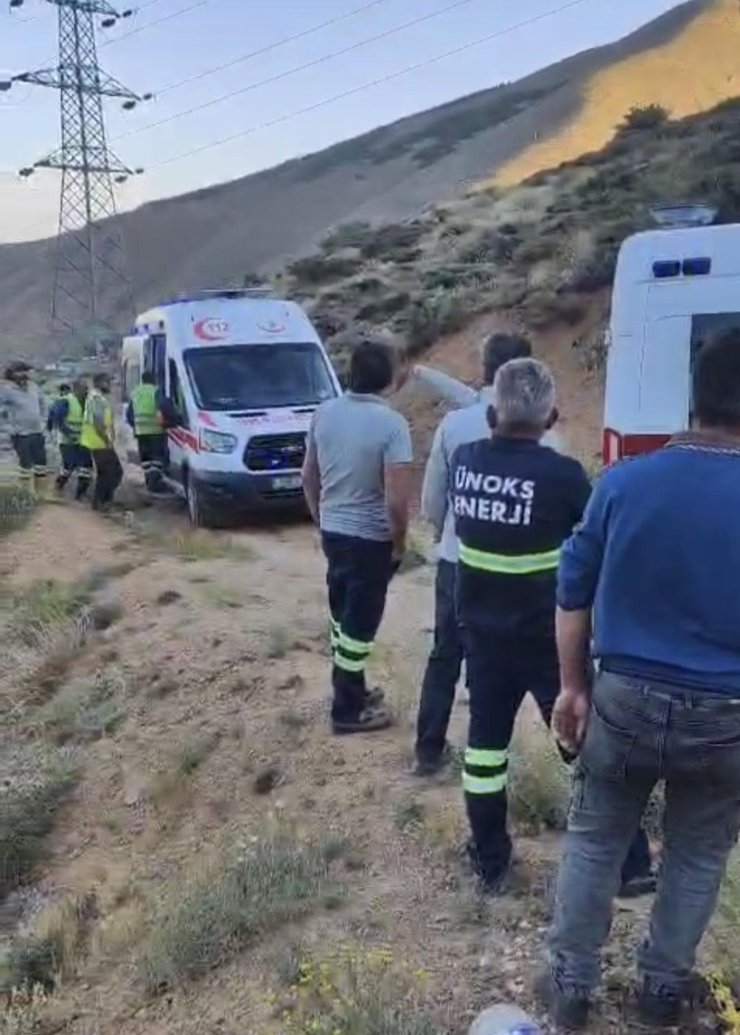 Kamyonet uçuruma yuvarlandı: 2 ağır yaralı