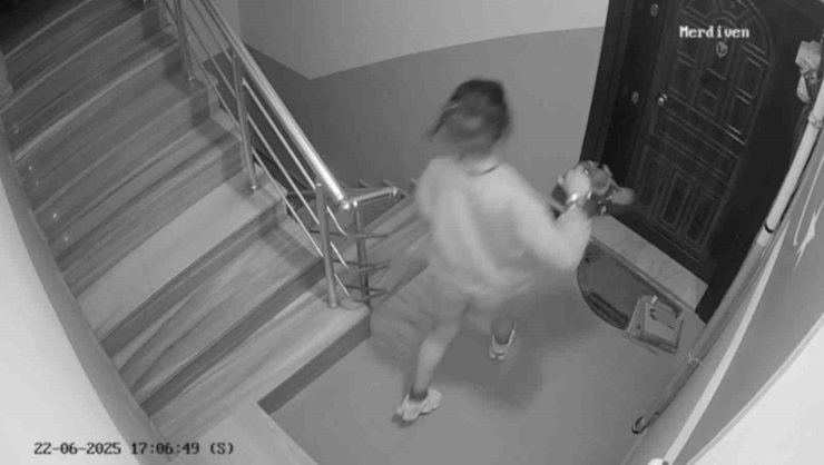 Arnavutköy’de apartmana giren çocuk 30 bin liralık ayakkabı çaldı