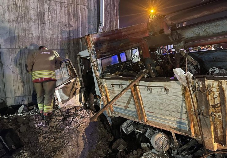 Üst geçit duvarına çarpan kamyondaki 2 kişi yaralandı