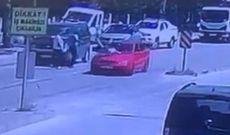 Bolu’da yola aniden çıkan 7 yaşındaki çocuğa otomobil çarptı: O anlar, güvenlik kamerasına yansıdı