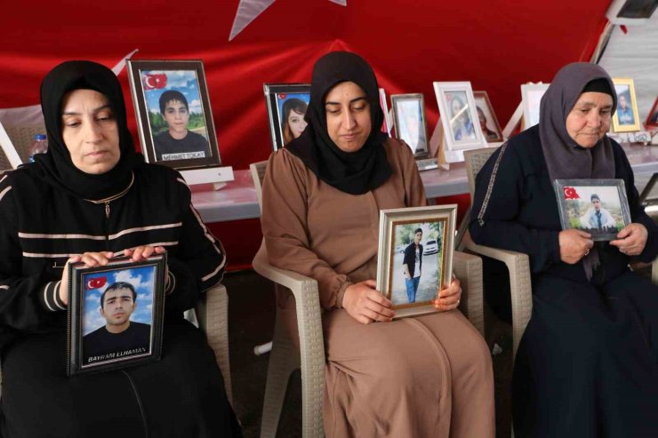 Diyarbakır anneleri kavurucu sıcaklara rağmen evlat nöbetine devam ediyor