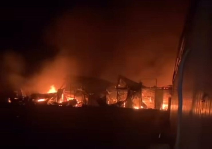 İşçilerin kaldığı konteynerler alevlere teslim oldu