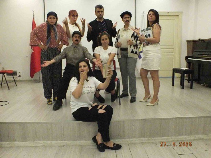 Velilerin kurduğu "Çocuklar Derse Biz Sahneye" topluluğu sahnelediği "Ah Şu Gençler" adlı oyunla büyük beğeni topladı.