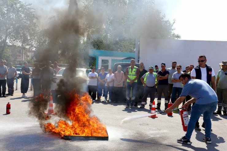 Kepez’de belediye personeline uygulamalı yangın eğitimi