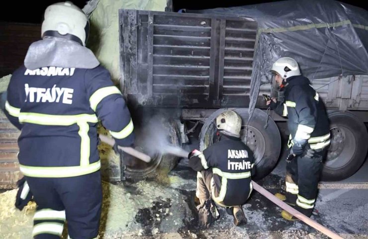 Lastiği patlayan kükürt yüklü tırda yangın paniği