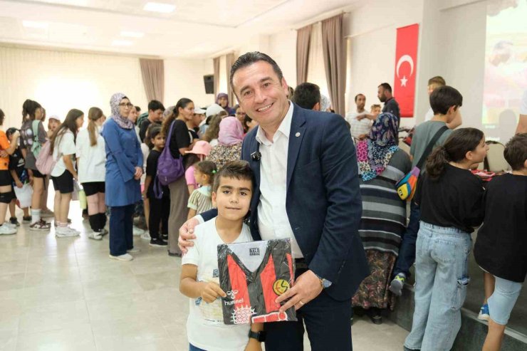 Başkan Dökmeci’den Eskişehirspor forması hediye