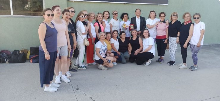 Devrek’te öğretmene teşekkür plaketi