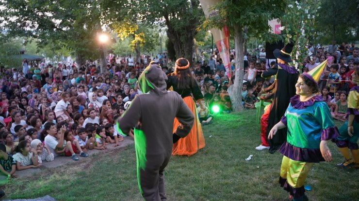 Gezici Çocuk Tiyatro Günleri Ergani, Hazro ve Hani’de çocuklarla buluştu