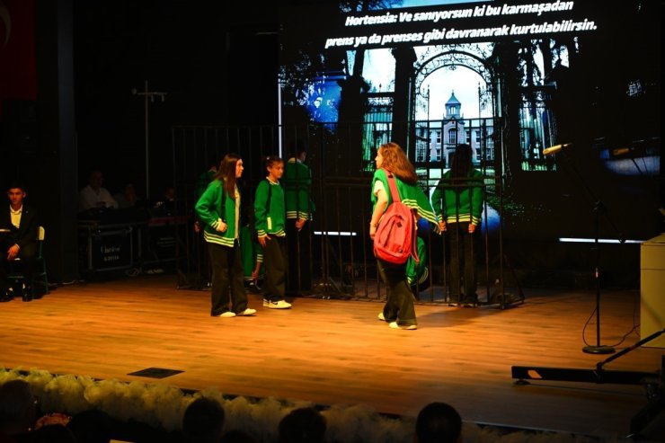 Öğrencilerin sahne performansları ilgi gördü