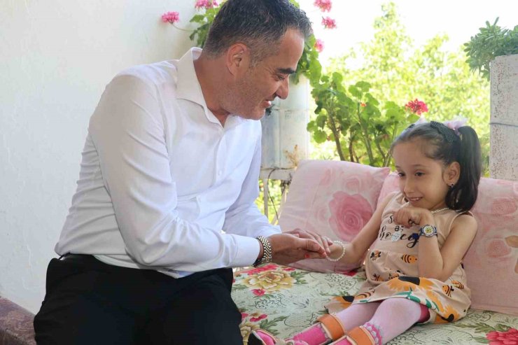 Başkan Arıcı minik Efsa’ya akülü tekerlekli sandalye hediye etti