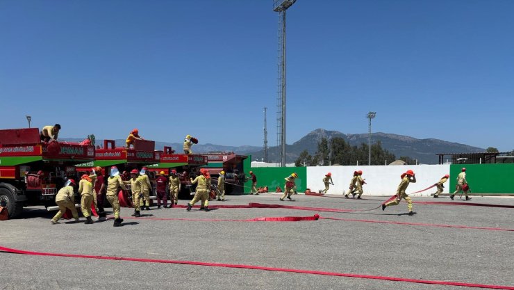 Mersin’de göreve yeni başlayan ateş savaşçılarına eğitim veriliyor