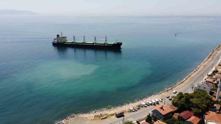 Karaya oturan gemi havadan görüntülendi