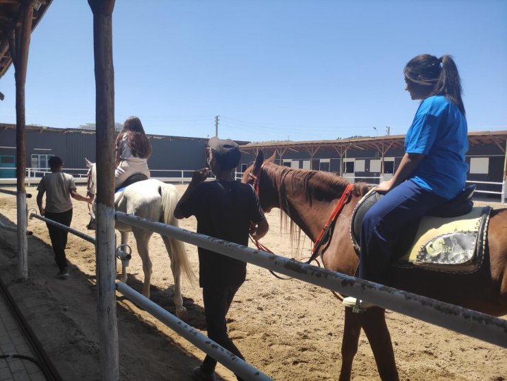 SYDV’den destek alan öğrencilere karne hediyesi