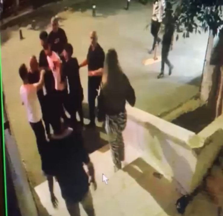 Batman’da 17 yaşındaki gencin bıçaklı saldırıya uğradığı anlar kamerada